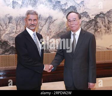 (190812) -- PEKING, 12. August 2019 -- der chinesische Vizepräsident Wang Qishan (R) trifft sich mit dem indischen Außenminister Subrahmanyam Jaishankar in Peking, der Hauptstadt Chinas, am 12. August 2019. ) CHINA-PEKING-WANG QISHAN-INDIAN EXTERNAL AFFAIRS MINISTER-MEETING (CN) PANGXXINGLEI PUBLICATIONXNOTXINXCHN Stockfoto