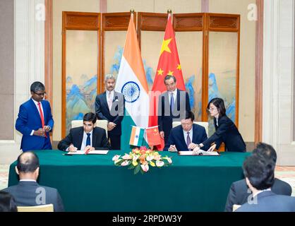 (190812) -- PEKING, 12. August 2019 -- der chinesische Staatsrat und Außenminister Wang Yi (R, Back) und der indische Außenminister Subrahmanyam Jaishankar (L, Back) sind Zeuge der Unterzeichnung bilateraler Kooperationsdokumente, nachdem sie das zweite Treffen des hochrangigen Austauschmechanismus zwischen China und Indien in Peking, der Hauptstadt Chinas, am 12. August 2019 mitgeleitet haben. ) CHINA-PEKING-WANG YI-INDIAN EXTERNAL AFFAIRS MINISTER-EXCHANGE MECHANISM (CN) ZHAIXJIANLAN PUBLICATIONXNOTXINXCHN Stockfoto