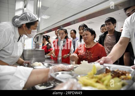 (190812) -- SHOUGUANG, 12. August 2019 -- die Menschen essen in einer Mittelschule, die heute als Umzugsort dient, in Shouguang, Ostchinas Provinz Shandong, 12. August 2019. Etwa 93.000 Einwohner wurden umgesiedelt, da der Taifun Lekima in Teilen von Shouguang verheerende Schäden angerichtet hat. CHINA-SHANDONG-TYPHOON-LEKIMA-RELOCATION (CN) GUOXXULEI PUBLICATIONXNOTXINXCHN Stockfoto