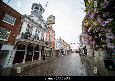 GUILDFORD, SURREY, GROSSBRITANNIEN - 31. AUGUST 2023: Guildford High Street und Guild Hall - eine gepflasterte Straße mit Geschäften in der malerischen historischen Stadt Stockfoto