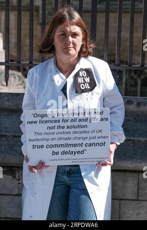 Parliament Square, London, Großbritannien. September 2023. Aktivisten wie TV Celebrity und Wildlife Presenter, Chris Packham und Jenny Jones, Baroness Jones von Moulsecoomb, versammeln sich in den Häusern des Parlaments, als der Abgeordnete nach der Sommerpause zurückkehrt, um gegen die Regierung zu protestieren, die neue Lizenzen für Öl- und Gasprojekte ausstellt. Credit Mark Lear / Alamy Live News Stockfoto