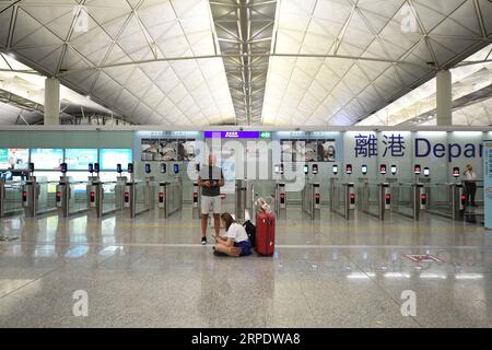 (190813) -- HONG KONG, 13. August 2019 (Xinhua) -- Stranded Passengers are See at Hong Kong International Airport in Hong Kong, South China, 12. August 2019. Alle Flüge in und aus der Sonderverwaltungsregion Hongkong wurden am Montag aufgrund eines Protestes auf dem internationalen Flughafen Hongkong nach Angaben der lokalen Flughafenbehörde storniert. (Xinhua/Lui Siu Wai) CHINA-HONG KONG-AIRPORT-FLIGHTS-CANCELLATION (CN) PUBLICATIONxNOTxINxCHN Stockfoto