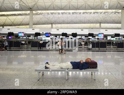 News Bilder des Tages (190813) -- HONG KONG, 13. August 2019 (Xinhua) -- Ein gestrandeter Passagier wird am Hong Kong International Airport in Hong Kong, Südchina, 12. August 2019 gesehen. Alle Flüge in und aus der Sonderverwaltungsregion Hongkong wurden am Montag aufgrund eines Protestes auf dem internationalen Flughafen Hongkong nach Angaben der lokalen Flughafenbehörde storniert. (Xinhua/Lui Siu Wai) CHINA-HONG KONG-AIRPORT-FLIGHTS-CANCELLATION (CN) PUBLICATIONxNOTxINxCHN Stockfoto