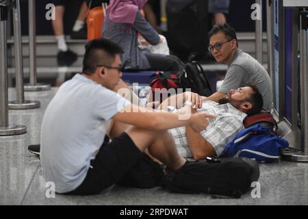 (190813) -- HONG KONG, 13. August 2019 (Xinhua) -- Stranded Passengers are See at Hong Kong International Airport in Hong Kong, South China, 12. August 2019. Alle Flüge in und aus der Sonderverwaltungsregion Hongkong wurden am Montag aufgrund eines Protestes auf dem internationalen Flughafen Hongkong nach Angaben der lokalen Flughafenbehörde storniert. (Xinhua/Lui Siu Wai) CHINA-HONG KONG-AIRPORT-FLIGHTS-CANCELLATION (CN) PUBLICATIONxNOTxINxCHN Stockfoto