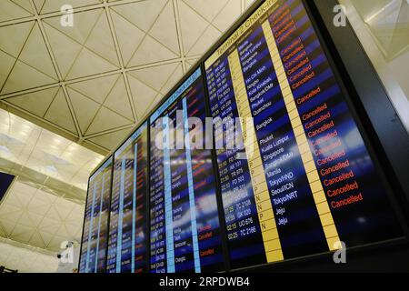 (190813) -- HONG KONG, 13. August 2019 -- Stornierte Flüge werden auf einem Bildschirm am Hong Kong International Airport in Hong Kong, Südchina, 12. August 2019 angezeigt. Alle Flüge in und aus der Sonderverwaltungsregion Hongkong in China wurden am Montag aufgrund eines Protestes auf dem Internationalen Flughafen Hongkong nach Angaben der lokalen Flughafenbehörde abgesagt. ) CHINA-HONG KONG-AIRPORT-FLIGHTS-CANCELLATION (CN) WANGXSHEN PUBLICATIONXNOTXINXCHN Stockfoto