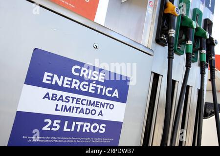 (190812) -- LISSABON, 12. August 2019 -- Ein Schild mit der Aufschrift Energy Crisis-Supply Limited to 25 Liter ist am 12. August 2019 an einer Tankstelle in Lissabon, Portugal, abgebildet. Der nationale Streik der portugiesischen Tankfahrer begann wie geplant seit Montag auf unbestimmte Zeit. Die portugiesische Regierung hat Mindestdienstleistungen zwischen 50 und 100 Prozent angeordnet und eine Energiekrise ausgerufen, die außergewöhnliche Maßnahmen zur Minimierung der Auswirkungen des Streiks beinhaltet, um die Bereitstellung grundlegender Dienstleistungen wie Sicherheitskräfte und medizinische Notfälle sicherzustellen. (Foto: Pedro Fiuza/Xinhua) PORTUGAL-LISSABON Stockfoto