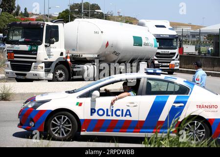 (190812) -- LISSABON, 12. August 2019 -- Polizeibeamte begleiten Tanker, die am 12. August 2019 den Humberto-Delgado-Flughafen in Lissabon, Portugal, verlassen. Der nationale Streik der portugiesischen Tankfahrer begann wie geplant seit Montag auf unbestimmte Zeit. Die portugiesische Regierung hat Mindestdienstleistungen zwischen 50 und 100 Prozent angeordnet und eine Energiekrise ausgerufen, die außergewöhnliche Maßnahmen zur Minimierung der Auswirkungen des Streiks beinhaltet, um die Bereitstellung grundlegender Dienstleistungen wie Sicherheitskräfte und medizinische Notfälle sicherzustellen. (Foto: Pedro Fiuza/Xinhua) TANKFAHRZEUG PORTUGAL-LISSABON Stockfoto