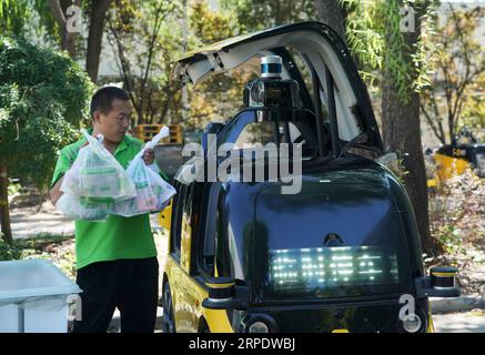 (230904) -- PEKING, 4. September 2023 (Xinhua) -- Ein Mitarbeiter einer Einzelhandelsplattform stellt von Kunden bestellte Waren in ein unbemanntes Lieferfahrzeug im Bezirk Shunyi in Peking, Hauptstadt von China, am 22. August 2023. Auf der diesjährigen China International Fair for Trade in Services (CIFTIS), die vom 2. Bis 6. September in Peking stattfindet, werden unbemannte Lieferfahrzeuge und Drohnen ausgestellt und erhalten viel Aufmerksamkeit. Da Chinas Liefermarkt in den letzten Jahren schnell expandiert, neigen immer mehr Verbraucher dazu, Lebensmittel, Kleidung und andere Artikel online zu bestellen, um Zeit zu sparen. Diese High-Tech-Del Stockfoto