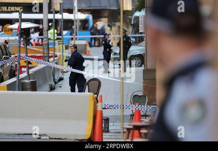 (190813) -- SYDNEY, 13. August 2019 -- Polizisten werden am Ort des Angriffs in Sydney, Australien, 13. August 2019 gesehen. Ein Mann wurde verhaftet, nachdem er am Dienstag eine Frau erstochen und andere am helllichten Tag in der australischen Stadt Sydneys zentralem Geschäftsviertel bedroht hatte. ) AUSTRALIEN-SYDNEY-MESSER RAMPAGE-ARREST BaixXuefei PUBLICATIONxNOTxINxCHN Stockfoto