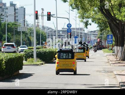 (230904) -- PEKING, 4. September 2023 (Xinhua) -- unbemannte Lieferfahrzeuge fahren in einer Straße des Bezirks Shunyi in Peking, Hauptstadt von China, 22. August 2023. Auf der diesjährigen China International Fair for Trade in Services (CIFTIS), die vom 2. Bis 6. September in Peking stattfindet, werden unbemannte Lieferfahrzeuge und Drohnen ausgestellt und erhalten viel Aufmerksamkeit. Da Chinas Liefermarkt in den letzten Jahren schnell expandiert, neigen immer mehr Verbraucher dazu, Lebensmittel, Kleidung und andere Artikel online zu bestellen, um Zeit zu sparen. Diese High-Tech-Bereitstellungstechnologien haben in einigen Städten, einschließlich bei, gedient Stockfoto