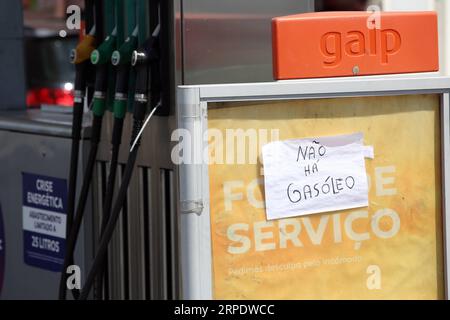 (190812) -- LISSABON, 12. August 2019 -- Ein Schild mit der Aufschrift No Diesel ist am 12. August 2019 an einer Tankstelle in Lissabon, Portugal, abgebildet. Der nationale Streik der portugiesischen Tankfahrer begann wie geplant seit Montag auf unbestimmte Zeit. Die portugiesische Regierung hat Mindestdienstleistungen zwischen 50 und 100 Prozent angeordnet und eine Energiekrise ausgerufen, die außergewöhnliche Maßnahmen zur Minimierung der Auswirkungen des Streiks beinhaltet, um die Bereitstellung grundlegender Dienstleistungen wie Sicherheitskräfte und medizinische Notfälle sicherzustellen. (Foto von Pedro Fiuza/Xinhua) PORTUGAL-LISSABON-TANKER-FAHRER-STREIK Petr Stockfoto