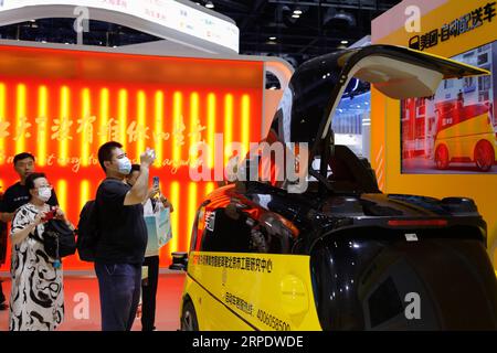 (230904) -- PEKING, 4. September 2023 (Xinhua) -- Besucher sehen ein unbemanntes Lieferfahrzeug, das während der China International Fair for Trade in Services (CIFTIS) 2023 im China National Convention Center in Peking, der Hauptstadt Chinas, am 4. September 2023 ausgestellt wurde. Auf der diesjährigen China International Fair for Trade in Services (CIFTIS), die vom 2. Bis 6. September in Peking stattfindet, werden unbemannte Lieferfahrzeuge und Drohnen ausgestellt und erhalten viel Aufmerksamkeit. Da der chinesische Liefermarkt in den letzten Jahren schnell expandiert, neigen immer mehr Verbraucher dazu, Lebensmittel, Kleidung und andere Artikel über Smartphones zu bestellen Stockfoto