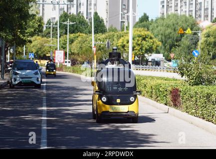 (230904) -- PEKING, 4. September 2023 (Xinhua) -- unbemannte Lieferfahrzeuge fahren in einer Straße des Bezirks Shunyi in Peking, Hauptstadt von China, 22. August 2023. Auf der diesjährigen China International Fair for Trade in Services (CIFTIS), die vom 2. Bis 6. September in Peking stattfindet, werden unbemannte Lieferfahrzeuge und Drohnen ausgestellt und erhalten viel Aufmerksamkeit. Da Chinas Liefermarkt in den letzten Jahren schnell expandiert, neigen immer mehr Verbraucher dazu, Lebensmittel, Kleidung und andere Artikel online zu bestellen, um Zeit zu sparen. Diese High-Tech-Bereitstellungstechnologien haben in einigen Städten, einschließlich bei, gedient Stockfoto