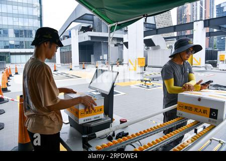 (230904) -- PEKING, 4. September 2023 (Xinhua) -- Mitarbeiter scannen Kisten mit Lebensmitteln an einem Startplatz der unbemannten Drohne für die Lebensmittellieferung in Shenzhen, Provinz Guangdong, 15. August 2023. Auf der diesjährigen China International Fair for Trade in Services (CIFTIS), die vom 2. Bis 6. September in Peking stattfindet, werden unbemannte Lieferfahrzeuge und Drohnen ausgestellt und erhalten viel Aufmerksamkeit. Da Chinas Liefermarkt in den letzten Jahren schnell expandiert, neigen immer mehr Verbraucher dazu, Lebensmittel, Kleidung und andere Artikel online zu bestellen, um Zeit zu sparen. Diese High-Tech-Liefertechnik Stockfoto