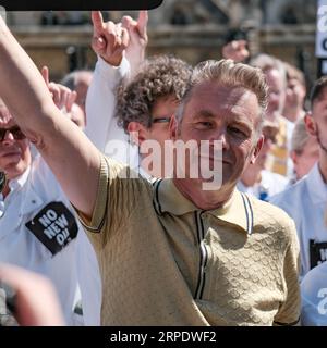 Parliament Square, London, Großbritannien. September 2023. Aktivisten wie TV Celebrity und Wildlife Presenter, Chris Packham und Jenny Jones, Baroness Jones von Moulsecoomb, versammeln sich in den Häusern des Parlaments, als der Abgeordnete nach der Sommerpause zurückkehrt, um gegen die Regierung zu protestieren, die neue Lizenzen für Öl- und Gasprojekte ausstellt. Credit Mark Lear / Alamy Live News Stockfoto