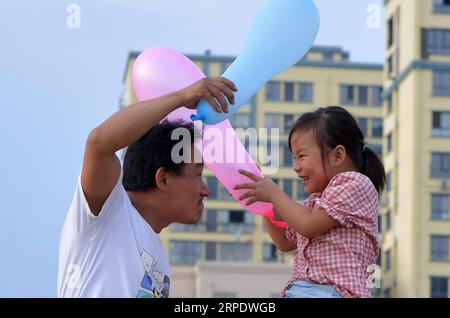 (190813) -- NANCHANG, 13. August 2019 -- Tan Hongbo spielt mit seinem Kind, nachdem er seine Arbeit in einem städtischen Dorf im Bezirk Qingshanhu, Stadt Nanchang, ostchinesische Provinz Jiangxi, am 12. August 2019 beendet hat. Tan Hongbo, 39, und seine Frau Wang Yuanzhen, 34, sind Wanderarbeiter in Nanchang. Sie hinterließen ihren Sohn Tan Zheng und ihre Tochter Tan Jinxin bei Großeltern im Duchang County der Stadt Jiujiang. In den Sommerferien kamen die Kinder nach Nanchang, um sich mit ihren Eltern zu vereinigen. Das Paar Tan Hongbo beschloss, ihre Kinder nach Nanchang zu verlegen, um nächstes Jahr als Bildungsabteilung von Qingsha zur Schule zu gehen Stockfoto