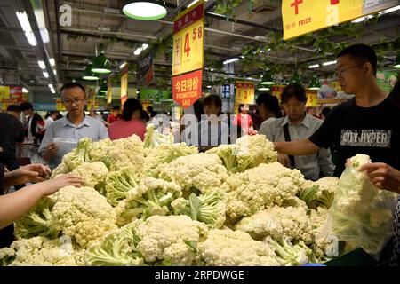 (190813) -- SHOUGUANG, 13. August 2019 -- Menschen kaufen Gemüse in einem Supermarkt in Shouguang, ostchinesische Provinz Shandong, 13. August 2019. Die Versorgung mit Gemüse blieb stabil, nachdem der Taifun Lekima Shouguang getroffen hatte, eine wichtige Produktionsbasis für Gemüse in China. CHINA-SHANDONG-SHOUGUANG-VEGETABLE-SUPPLY (CN) GUOXXULEI PUBLICATIONXNOTXINXCHN Stockfoto