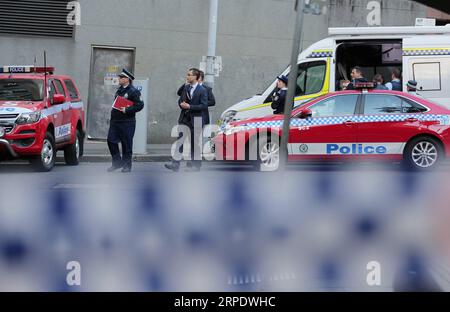 (190813) -- SYDNEY, 13. August 2019 -- Polizeibeamte werden am Ort des Messerangriffs in Sydney, Australien, 13. August 2019 gesehen. Eine Frau wurde getötet und mindestens zwei weitere wurden verletzt, nachdem ein Mann, der ein Messer in die Hand nahm, am Dienstag in Sydneys Central Business District auf einen offensichtlichen Messerangriff gestoßen war. AUSTRALIEN-SYDNEY-MESSERRAMPAGE BaixXuefei PUBLICATIONxNOTxINxCHN Stockfoto