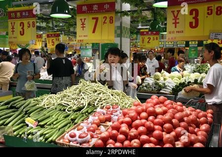 (190813) -- SHOUGUANG, 13. August 2019 -- Menschen kaufen Gemüse in einem Supermarkt in Shouguang, ostchinesische Provinz Shandong, 13. August 2019. Die Versorgung mit Gemüse blieb stabil, nachdem der Taifun Lekima Shouguang getroffen hatte, eine wichtige Produktionsbasis für Gemüse in China. CHINA-SHANDONG-SHOUGUANG-VEGETABLE-SUPPLY (CN) GUOXXULEI PUBLICATIONXNOTXINXCHN Stockfoto