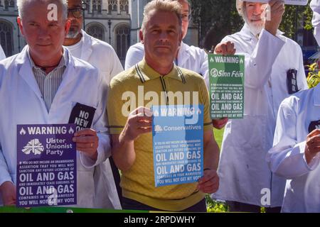 London, England, Großbritannien. September 2023. Der Naturforscher und Fernsehmoderator CHRIS PACKHAM besucht zusammen mit Wissenschaftlern das Parlament, um zurückkehrenden Abgeordneten zu sagen, dass sie mitten in der Klimakrise neue Öl- und Gasvorkommen stoppen sollen. (Bild: © Vuk Valcic/ZUMA Press Wire) NUR REDAKTIONELLE VERWENDUNG! Nicht für kommerzielle ZWECKE! Stockfoto