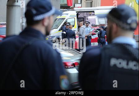 (190813) -- SYDNEY, 13. August 2019 -- Polizeibeamte werden am Ort des Messerangriffs in Sydney, Australien, 13. August 2019 gesehen. Eine Frau wurde getötet und mindestens zwei weitere wurden verletzt, nachdem ein Mann, der ein Messer in die Hand nahm, am Dienstag in Sydneys Central Business District auf einen offensichtlichen Messerangriff gestoßen war. AUSTRALIEN-SYDNEY-MESSERRAMPAGE BaixXuefei PUBLICATIONxNOTxINxCHN Stockfoto