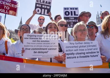 London, England, Großbritannien. September 2023. Wissenschaftler kommen auf dem Parlamentsplatz zusammen, um das Parlament zu besuchen, um zurückkehrenden Abgeordneten zu sagen, dass sie mitten in der Klimakrise neues Öl und Gas stoppen sollen. (Bild: © Vuk Valcic/ZUMA Press Wire) NUR REDAKTIONELLE VERWENDUNG! Nicht für kommerzielle ZWECKE! Stockfoto