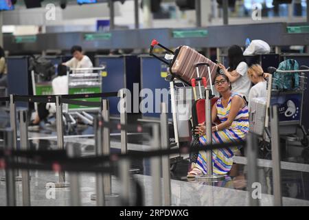 (190813) -- HONG KONG, 13. August 2019 -- Touristen sind aufgrund des Chaos gestrandet, das durch Demonstranten am Hong Kong International Airport in Hong Kong, Südchina, 12. August 2019 verursacht wurde. ) Xinhua-Schlagzeilen: Demonstranten paralysieren Flughafen, als HKSAR-Chef LuixSiuxWai PUBLICATIONxNOTxINxCHN zum Ende der Gewalt aufruft Stockfoto