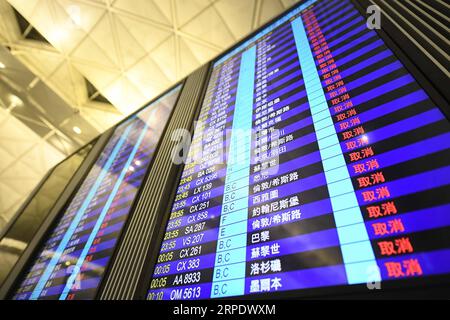 (190813) -- HONG KONG, 13. August 2019 -- eine Informationstafel zeigt stornierte Flüge am Hong Kong International Airport in Hong Kong, Südchina, 12. August 2019. ) Xinhua-Schlagzeilen: Demonstranten paralysieren Flughafen, als HKSAR-Chef LuixSiuxWai PUBLICATIONxNOTxINxCHN zum Ende der Gewalt aufruft Stockfoto