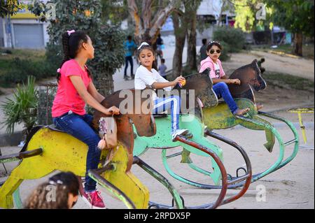 (190813) -- GAZA, 13. August 2019 (Xinhua) -- palästinensische Kinder spielen in einem Park während des Eid al-Adha-Urlaubs in Gaza-Stadt, am 13. August 2019. (STR/Xinhua) MIDEAST-GAZA-EID AL-ADHA-CELEBRATION PUBLICATIONxNOTxINxCHN Stockfoto