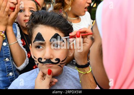 (190814) -- PEKING, 14. August 2019 () -- Ein palästinensisches Kind hat sein Gesicht während des Eid al-Adha-Urlaubs in Gaza-Stadt, 13. August 2019 gemalt. (STR/) FOTOS DES TAGES Xinhua PUBLICATIONxNOTxINxCHN Stockfoto