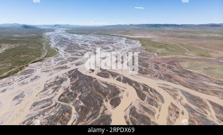 (190814) -- QINGHAI, 14. August 2019 -- Luftaufnahme vom 9. August 2019 zeigt den Blick auf den Tuotuo River am Quellgebiet des Yangtze River, Chinas längster Fluss, in der Tanggulashan Township von Golmud City, nordwestchinesische Provinz Qinghai. ) CHINA-QINGHAI-YANGTZE RIVER-HEADSTREAM (CN) WUXGANG PUBLICATIONXNOTXINXCHN Stockfoto