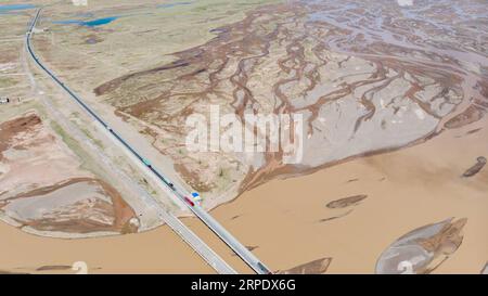 (190814) -- QINGHAI, 14. August 2019 -- Luftaufnahme vom 9. August 2019 zeigt den Blick auf den Tuotuo River am Quellgebiet des Yangtze River, Chinas längster Fluss, in der Tanggulashan Township von Golmud City, nordwestchinesische Provinz Qinghai. ) CHINA-QINGHAI-YANGTZE RIVER-HEADSTREAM (CN) WUXGANG PUBLICATIONXNOTXINXCHN Stockfoto