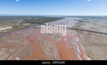 (190814) -- QINGHAI, 14. Aug. 2019 -- Luftaufnahme vom 9. Aug. 2019 zeigt den Blick auf den Qumar-Fluss am Quellgebiet des Yangtze-Flusses, Chinas längster Fluss, in der tibetischen Autonomen Präfektur Yushu, Provinz Qinghai im Nordwesten Chinas. ) CHINA-QINGHAI-YANGTZE RIVER-HEADSTREAM (CN) WUXGANG PUBLICATIONXNOTXINXCHN Stockfoto