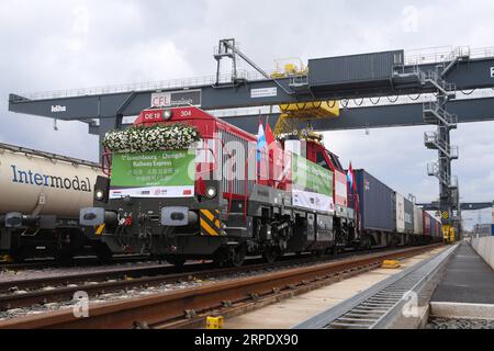 (190814) -- PEKING, 14. August 2019 -- der erste Güterzug Luxemburg-Chengdu fährt von einem Güterbahnhof in Dudelange, Luxemburg, ab, 4. April 2019. ) Xinhua-Schlagzeilen: Handelsunsicherheiten nach wie vor größte Bedrohung für die Weltwirtschaft ZhengxHuansong PUBLICATIONxNOTxINxCHN Stockfoto