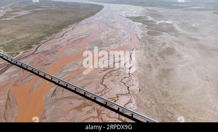 (190814) -- QINGHAI, 14. Aug. 2019 -- Luftaufnahme vom 9. Aug. 2019 zeigt den Blick auf den Qumar-Fluss am Quellgebiet des Yangtze-Flusses, Chinas längster Fluss, in der tibetischen Autonomen Präfektur Yushu, Provinz Qinghai im Nordwesten Chinas. ) CHINA-QINGHAI-YANGTZE RIVER-HEADSTREAM (CN) WUXGANG PUBLICATIONXNOTXINXCHN Stockfoto