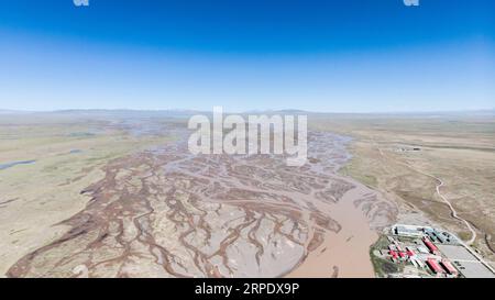 (190814) -- QINGHAI, 14. August 2019 -- Luftaufnahme vom 9. August 2019 zeigt den Blick auf den Tuotuo River am Quellgebiet des Yangtze River, Chinas längster Fluss, in der Tanggulashan Township von Golmud City, nordwestchinesische Provinz Qinghai. ) CHINA-QINGHAI-YANGTZE RIVER-HEADSTREAM (CN) WUXGANG PUBLICATIONXNOTXINXCHN Stockfoto