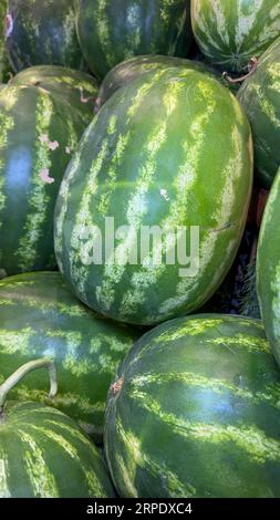 Wassermelone. Ein Stapel Wassermelonen zusammen am Lebensmitteltheke Stockfoto