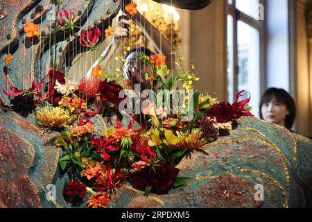 (190814) -- BRÜSSEL, 14. August 2019 -- Ein chinesischer Blumenkünstler passt die Arbeit am ersten Tag der Blumenausstellung im Brüsseler Rathaus am 14. August 2019 an. Jeden zweiten Sommer, im Wechsel mit dem Blumenteppich des Großen Platzes, erhält das Brüsseler Rathaus die Blütezeit. In diesem Jahr, während der fünftägigen Veranstaltung, verwenden Blumenkünstler aus vielen Ländern und Regionen mehr als 100.000 Blumen, um die historischen Räume des Rathauses zu dekorieren. ) BELGIEN-BRÜSSEL-FLOWERTIME-AUSSTELLUNG ZhengxHuansong PUBLICATIONxNOTxINxCHN Stockfoto