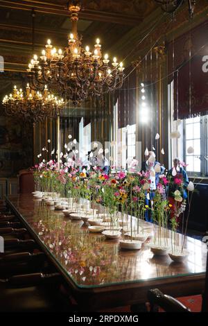 (190814) -- BRÜSSEL, 14. Aug. 2019 -- am ersten Tag der Blumenausstellung im Brüsseler Rathaus in Brüssel, Belgien, 14. Aug. 2019, sehen die Menschen ein Stück floraler Kunstwerke. Jeden zweiten Sommer, im Wechsel mit dem Blumenteppich des Großen Platzes, erhält das Brüsseler Rathaus die Blütezeit. In diesem Jahr, während der fünftägigen Veranstaltung, verwenden Blumenkünstler aus vielen Ländern und Regionen mehr als 100.000 Blumen, um die historischen Räume des Rathauses zu dekorieren. ) BELGIEN-BRÜSSEL-FLOWERTIME-AUSSTELLUNG ZhengxHuansong PUBLICATIONxNOTxINxCHN Stockfoto