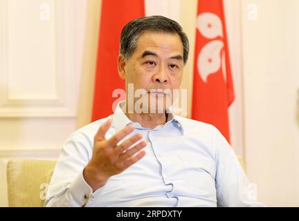 (190814) -- HONGKONG, 14. August 2019 -- Leung Chun-Ying, stellvertretender Vorsitzender des Nationalen Komitees der politischen Beratungskonferenz des chinesischen Volkes, spricht mit Reportern im südchinesischen Hongkong, 14. August 2019. Leung forderte die Einwohner Hongkongs am Mittwoch auf, Hinweise zu geben, um Radikale zu helfen, die den Flughafen blockierten und einen Reisenden und einen Reporter vor Gericht Angriffen. ) CHINA-HONG KONG-LEUNG CHUN-YING-PRESS (CN) WUXXIAOCHU PUBLICATIONXNOTXINXCHN Stockfoto