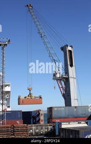 (190815) -- LISSABON, 15. August 2019 -- Foto aufgenommen am 14. August 2019 zeigt das Containerterminal Santa Apolonia in Lissabon, Portugal. Das portugiesische BIP wuchs im zweiten Quartal 2019 um 1,8 Prozent, laut offiziellen Daten, die am Mittwoch vom Nationalen Statistischen Institut (INE) veröffentlicht wurden. Die INE gab an, dass die portugiesische Wirtschaft mit der gleichen Wachstumsrate, die im ersten Quartal dieses Jahres verzeichnet wurde, unter den von der Regierung projizierten 1,9 Prozent blieb. (Foto von Pedro Fiuza/Xinhua) PORTUGAL-WIRTSCHAFT-BIP PetroxFiuza PUBLICATIONxNOTxINxCHN Stockfoto