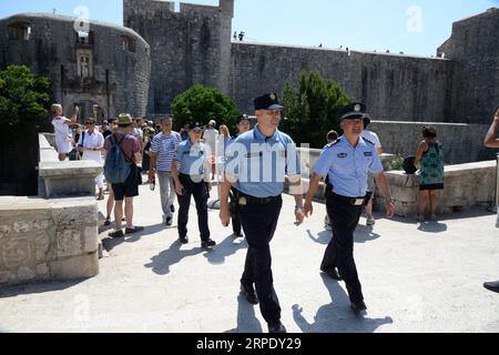 (190814) -- ZAGREB, 14. August 2019 -- kroatische und chinesische Polizeibeamte patrouillieren am 9. August 2019 in Dubrovnik, Kroatien. Chinesische Polizeibeamte, die während der Touristensaison einen Monat lang in Kroatien patrouillieren, beendeten ihre Arbeit hier am Mittwoch. Acht Offiziere aus der ostchinesischen Provinz Jiangsu patrouillierten mit ihren kroatischen Kollegen in Zagreb, Zadar, Dubrovnik und dem Nationalpark der Plitvicer Seen, allesamt beliebte Touristenziele, an denen jedes Jahr immer mehr Chinesen vorbeikommen. DIE zweite gemeinsame Patrouille der kroatischen, chinesischen Polizei schließt mit Erfolg ) KROATIEN-CHINA-POLIZEI Stockfoto