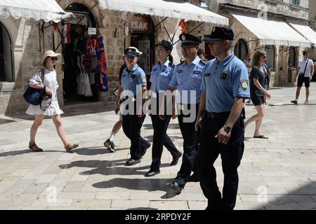 (190814) -- ZAGREB, 14. August 2019 -- kroatische und chinesische Polizeibeamte patrouillieren am 9. August 2019 in Dubrovnik, Kroatien. Chinesische Polizeibeamte, die während der Touristensaison einen Monat lang in Kroatien patrouillieren, beendeten ihre Arbeit hier am Mittwoch. Acht Offiziere aus der ostchinesischen Provinz Jiangsu patrouillierten mit ihren kroatischen Kollegen in Zagreb, Zadar, Dubrovnik und dem Nationalpark der Plitvicer Seen, allesamt beliebte Touristenziele, an denen jedes Jahr immer mehr Chinesen vorbeikommen. DIE zweite gemeinsame Patrouille der kroatischen, chinesischen Polizei schließt mit Erfolg ) KROATIEN-CHINA-POLIZEI Stockfoto