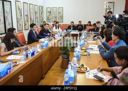 (190815) -- MOSKAU, 15. August 2019 -- Chinas neuer Botschafter in Russland Zhang Hanhui (3. L) spricht während seiner ersten Pressekonferenz als Botschafter in Moskau, Russland, am 14. August 2019 vor den Medien. Zhang Hanhui forderte am Mittwoch China und Russland auf, gemeinsame Anstrengungen für eine fruchtbarere Zusammenarbeit zu Unternehmen. ) RUSSLAND-MOSKAU-CHINESISCHE BOTSCHAFTERPRESSEKONFERENZ EVGENYXSINITSYN PUBLICATIONXNOTXINXCHN Stockfoto