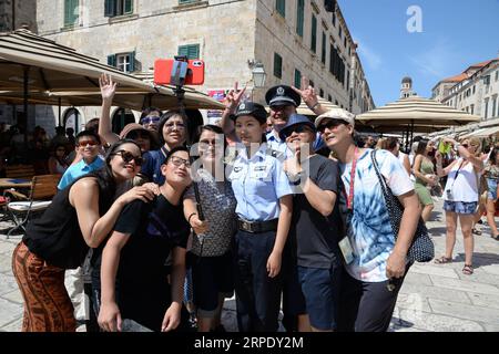 (190814) -- ZAGREB, 14. August 2019 -- Touristen machen am 9. August 2019 ein Selfie mit chinesischen Polizeibeamten in Dubrovnik, Kroatien. Chinesische Polizeibeamte, die während der Touristensaison einen Monat lang in Kroatien patrouillieren, beendeten ihre Arbeit hier am Mittwoch. Acht Offiziere aus der ostchinesischen Provinz Jiangsu patrouillierten mit ihren kroatischen Kollegen in Zagreb, Zadar, Dubrovnik und dem Nationalpark der Plitvicer Seen, allesamt beliebte Touristenziele, an denen jedes Jahr immer mehr Chinesen vorbeikommen. DIE zweite gemeinsame Patrouille der kroatischen, chinesischen Polizei schließt mit Erfolg ) KROATIEN-CHIN Stockfoto