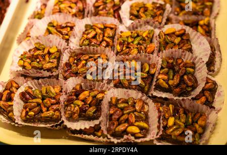 Türkische Köstlichkeiten und Süßigkeiten aus Honig und Nüssen Stockfoto