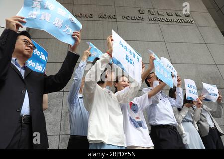 (190815) -- HONG KONG, 15. August 2019 -- Mitglieder der Hong Kong China Chamber of Commerce unterstützen die Polizei von Hongkong bei der strikten Durchsetzung des Gesetzes im Polizeipräsidium von Hongkong in Südchina, 14. August 2019. ) CHINA-HONG KONG-POLICE-SUPPORT (CN) WUXXIAOCHU PUBLICATIONXNOTXINXCHN Stockfoto