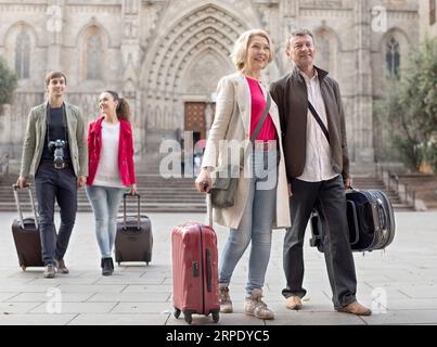 Touristen mit Koffern und Kamera laufen in Barcelona Stockfoto