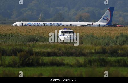 (190815) -- MOSKAU, 15. August 2019 (Xinhua) -- Foto aufgenommen am 15. August 2019 zeigt den Airbus A321, der in der Nähe des internationalen Flughafens Schukowski südöstlich von Moskau, Russland, eine harte Landung machte. Ein Airbus-Flugzeug mit mehr als 200 Passagieren an Bord machte am Donnerstag kurz nach dem Start in der Nähe von Moskau eine Notlandung und verletzte 23 Menschen, darunter fünf Kinder, sagten die Behörden. Der Flug der Ural Airlines A321 führte eine harte Landung in der Nähe des internationalen Flughafens Schukowski südöstlich von Moskau durch, nachdem seine Motoren von Vögeln getroffen wurden, zitierte die Nachrichtenagentur Sputnik die russische Föderale Luftverkehrsagentur Stockfoto