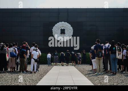 (190815) -- NANJING, 15. August 2019 -- Menschen trauern um die Opfer des Massakers von Nanjing während einer Gedenkveranstaltung in der Gedenkhalle der Opfer des Massakers von japanischen Invasoren in Nanjing, ostchinesische Provinz Jiangsu, 15. August 2019. Am Donnerstag fand in Nanjing, der Hauptstadt der ostchinesischen Provinz Jiangsu, eine Friedensversammlung zum Gedenken an den 74. Jahrestag der Kapitulation Japans im Zweiten Weltkrieg statt Insgesamt nahmen 20 Vertreter Japans und über 140 Jugendvertreter aus zehn Ländern, darunter China, die Republik Korea, die Vereinigten Staaten und die Philippinen, Teil Stockfoto
